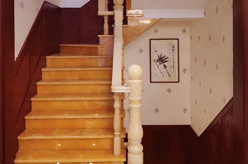 蜀山中式别墅室内汉白玉石楼梯的定制安装装饰效果